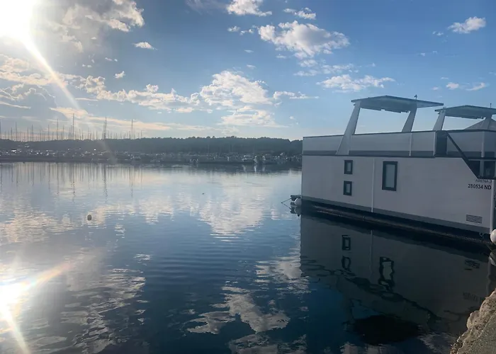 House Boat Oliva - Floating House