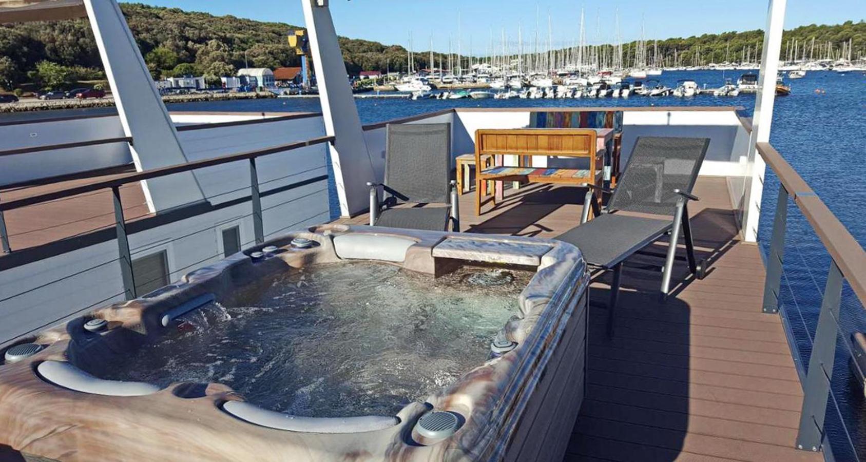 House Boat Oliva - Floating House